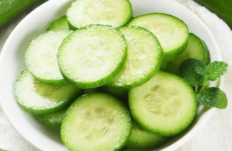 <b>黃瓜敷臉的神奇功效，讓你的肌膚一夜回到青春煥發新生！</b>