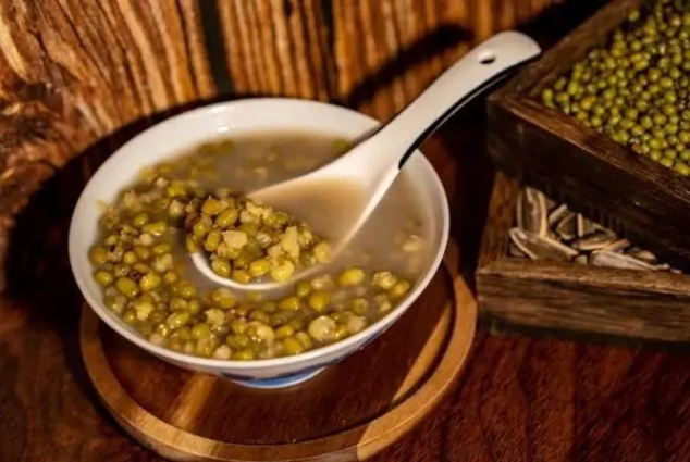 <b>一碗綠豆湯-清熱解暑功效、排毒養顏的夏日聖品！</b>