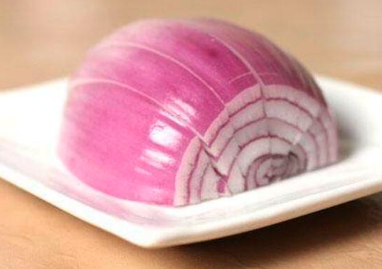 <b>洋蔥皮發黴了剝掉能吃嗎？科學處理避免毒素危害健康。</b>